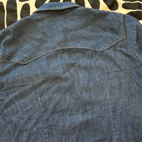 Gap western style Jean shirt M with snap button. - Picture 3 of 5